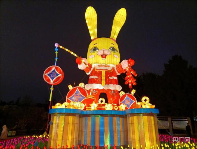 【视觉】疯狂动物奇妙夜 华灯璀开云 开云体育APP璨趣迎新春(图1)