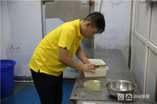 吃鱼肉果冻享冰镇西开云体育 Kaiyun.com 官网入口瓜！蓬莱海洋极地世界动物避暑有“凉”方(图5)