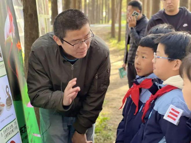 “让候鸟飞”！宝山开云体育 开云平台学生见证野生游隼放飞(图2)